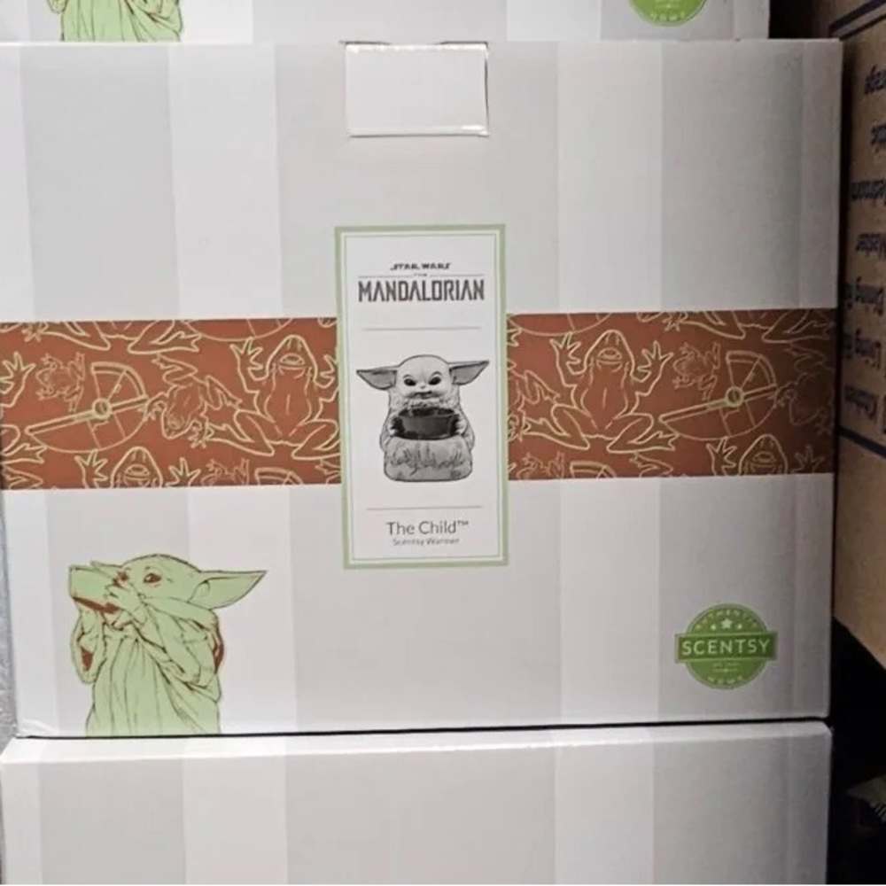 NWOT Disney Baby Yoda Warmer